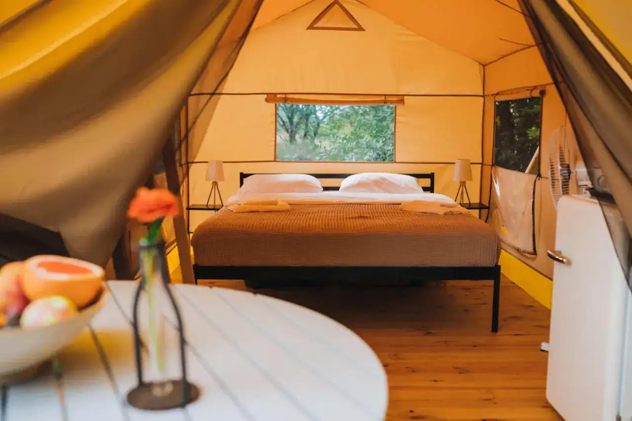 Glamping co to? Kiedy warto i ile kosztuje